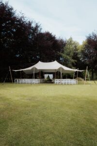 freie Trauung outdoor mit Überdachung regensicher